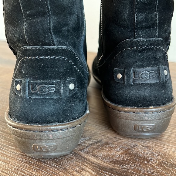 UGG Women’s Neevah Black Suede size 8 - Picture 2 of 9